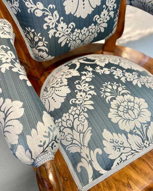 Fauteuil mit Holzgestell, neu gepolstert und bezogen mit blau-weißem Damast-Blumenstoff