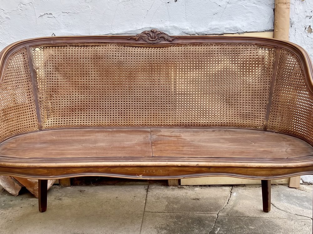 Altes Sofa mit Wiener Geflecht, dunkel gebeizt und mit beschädigtem Geflecht